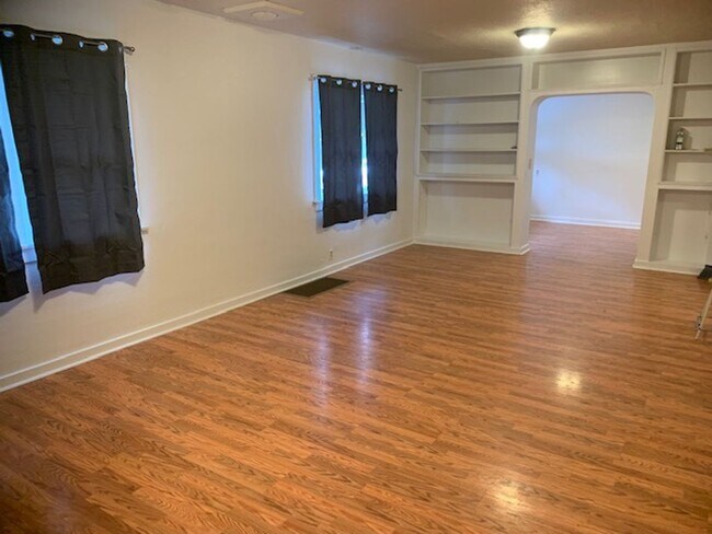 Foto del edificio - 4 Bed, 1 3/4 bath home on Pioneer Hill next to a park