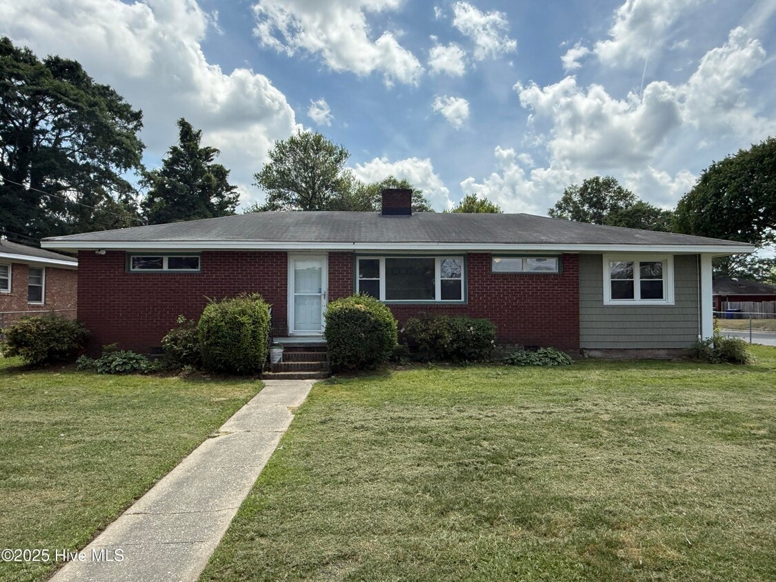 Primary Photo - 2500 E 3rd St