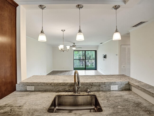 Building Photo - 930 SW 9th St Cir