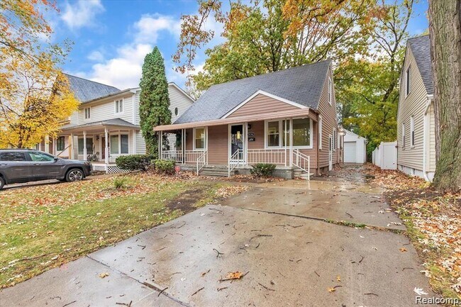 Building Photo - Elegance Turn-Key 3BR/3BA Home Steps from Beaumont – Fully Updated & Ideally Located