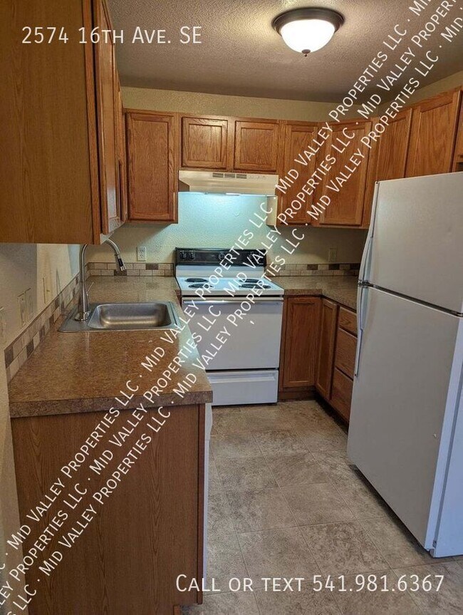 Building Photo - Three Bedroom Home in Triplex Available Im...