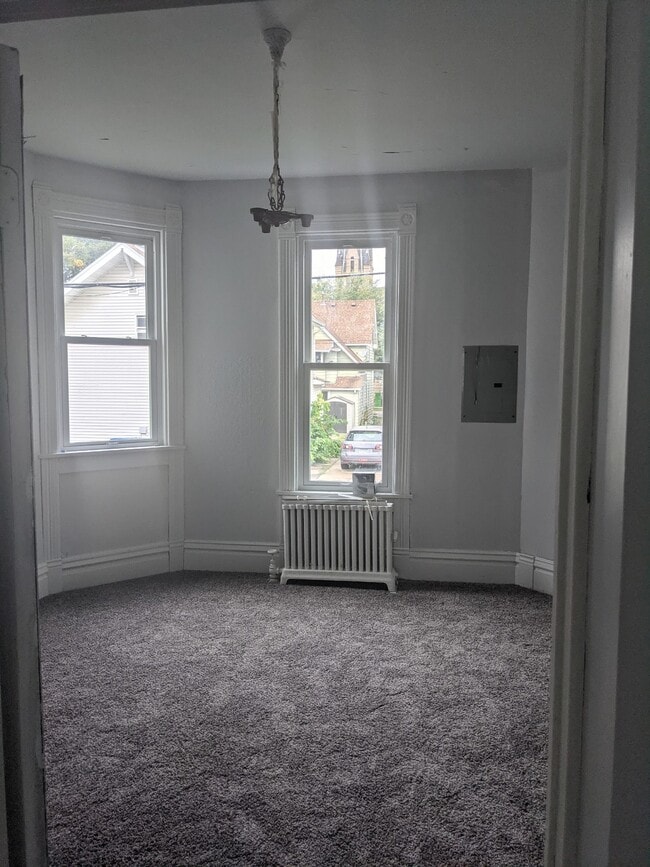 Building Photo - 320 E Hickory St