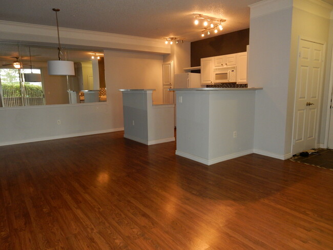 Foto del edificio - 1Br/1Ba Renovated Saddlebrook Townhome- Av...