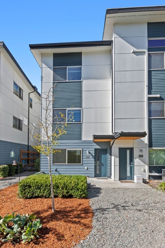 Building Photo - 3bd/1.5ba Seattle Townhouse
