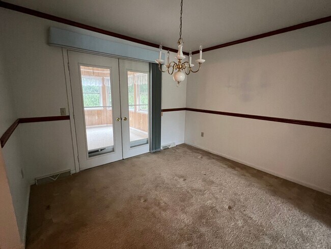 Foto del edificio - Spacious Raised Rancher with Two-Car Garage