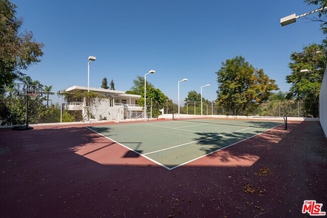 Foto del edificio - 15656 Crownridge Pl