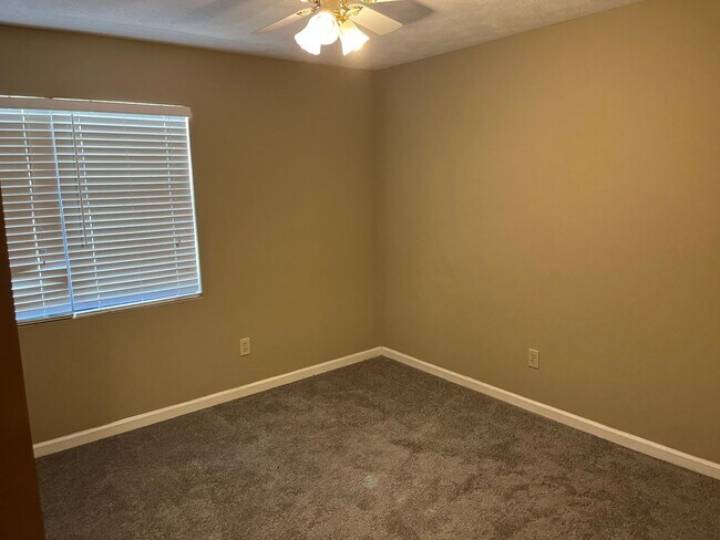 Foto del edificio - Cedar Chase - 3 Bedroom available August 2...