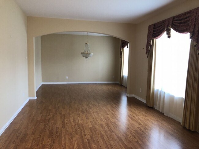 Building Photo - Seven Oaks 6 BR PLUS