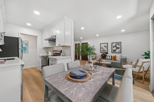 Building Photo - 280 Easy St