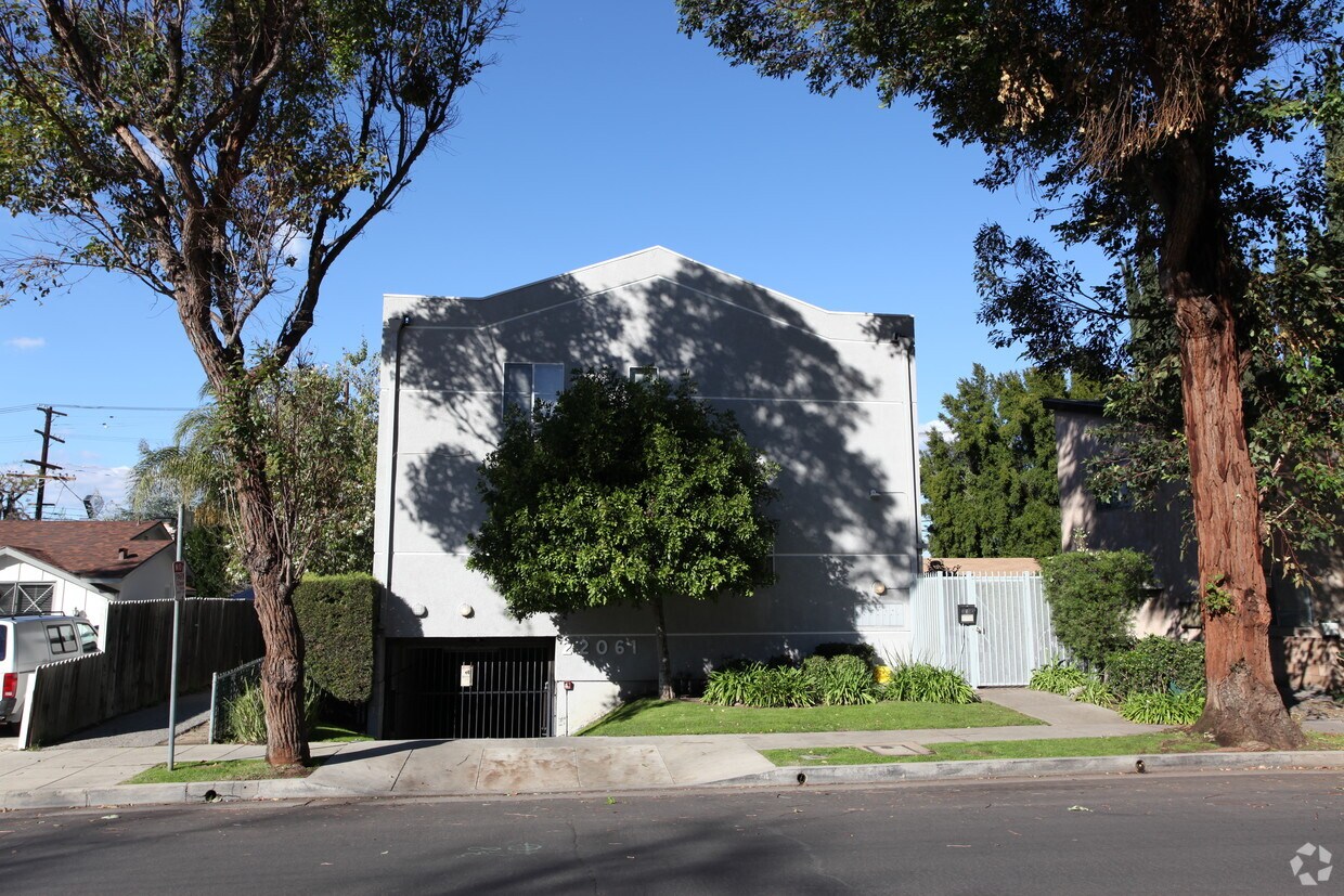 22061 Costanso St, Woodland Hills, CA 91364 22061 Costanso St