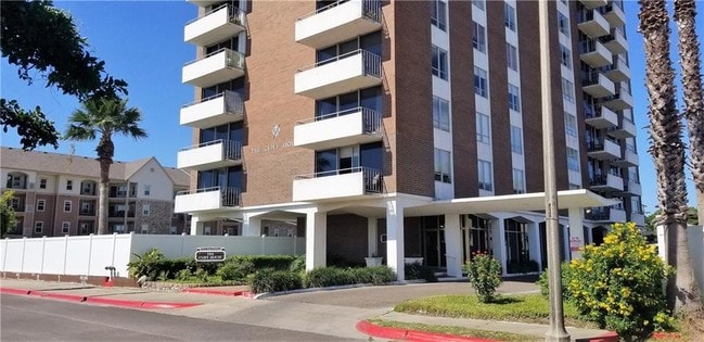 Building Photo - 715 S Upper Broadway