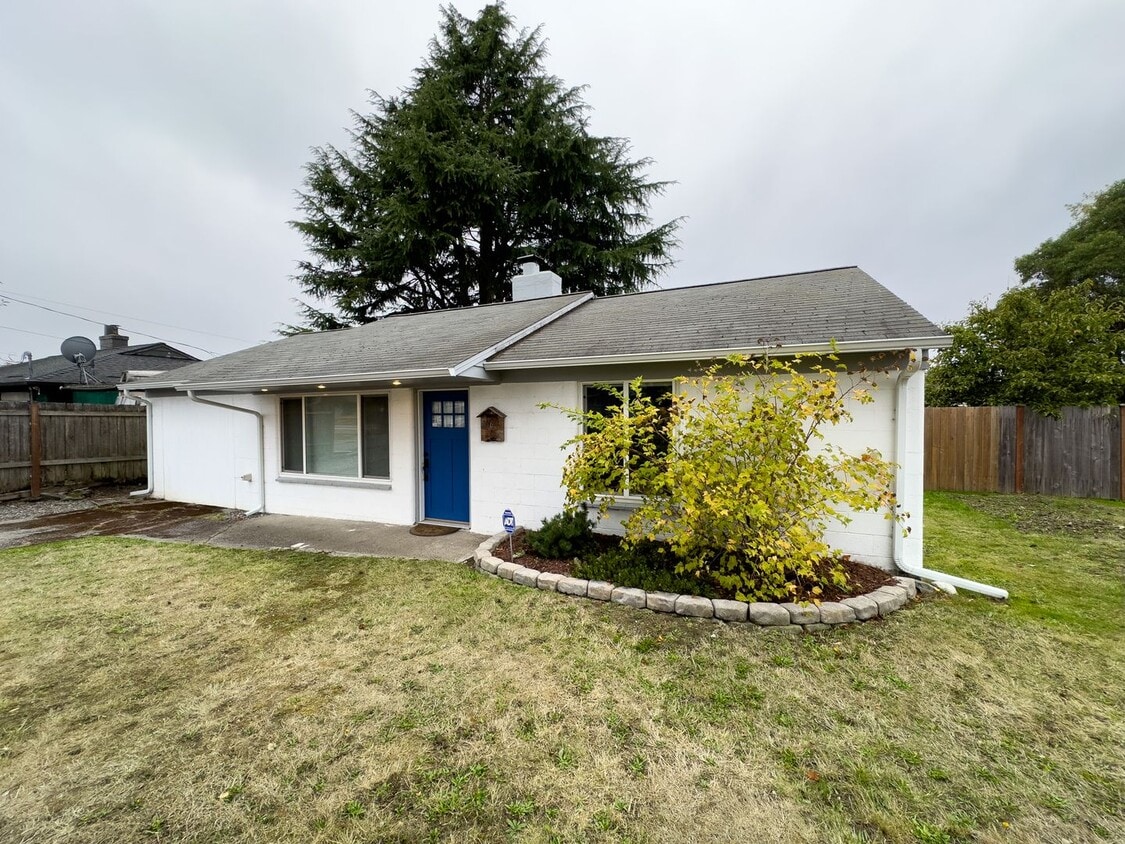 Primary Photo - White Center House - 2 Bedroom +Den - 1 Ba...