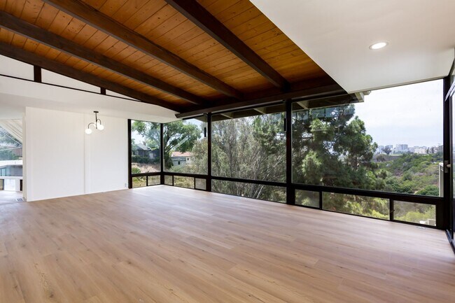Foto del edificio - Renovated Post-Modern with Sweeping Canyon Views