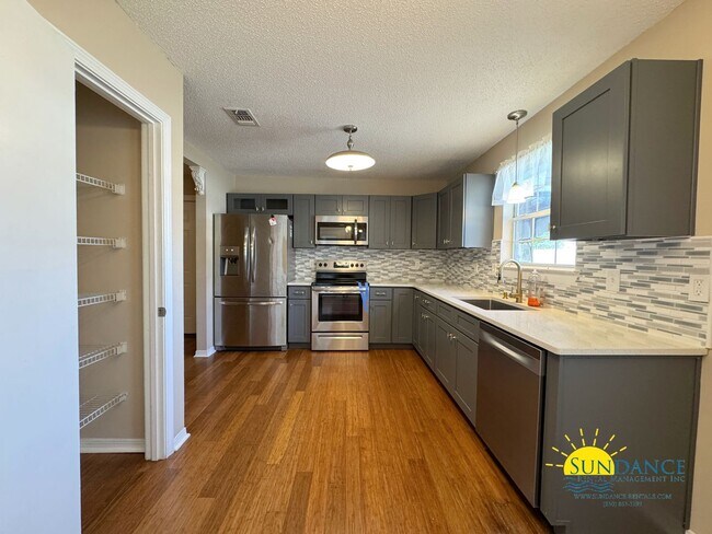 Building Photo - Charming 3-Bedroom Home Near Hurlburt Fiel...