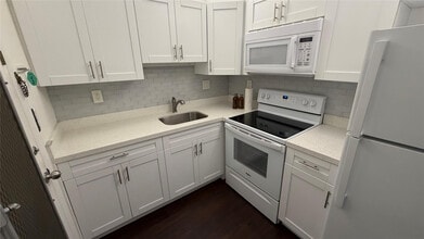 Building Photo - 3040 NE 16th Ave