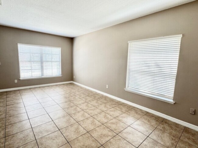 Building Photo - Beautiful 3 Bedroom, 2 1/2 Bath Corner Townhouse in Gated Community!
