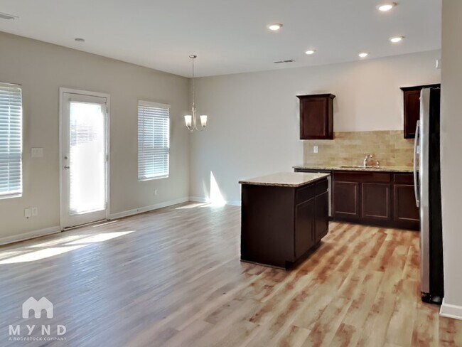 Foto del edificio - 3105 Hendrick Dr