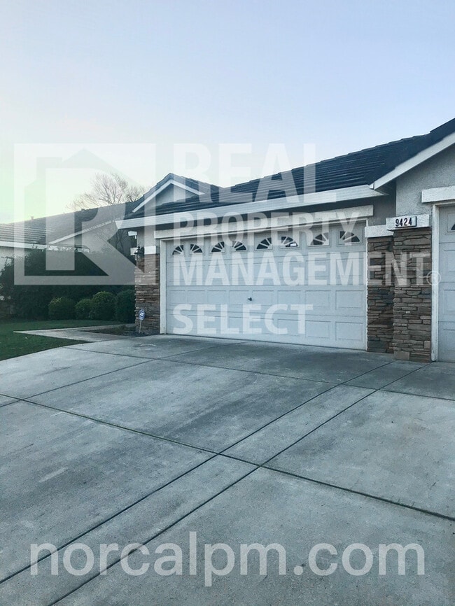 Building Photo - 9424 Blue Diamond Way