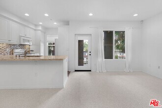 Building Photo - 6020 S Seabluff Dr