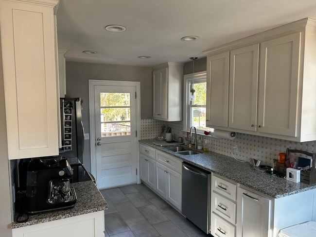 Building Photo - 233 Perry Ave