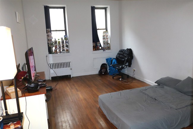 Building Photo - 414 E 85th St