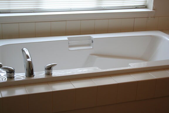 tub - 20509 SW Rosemount St