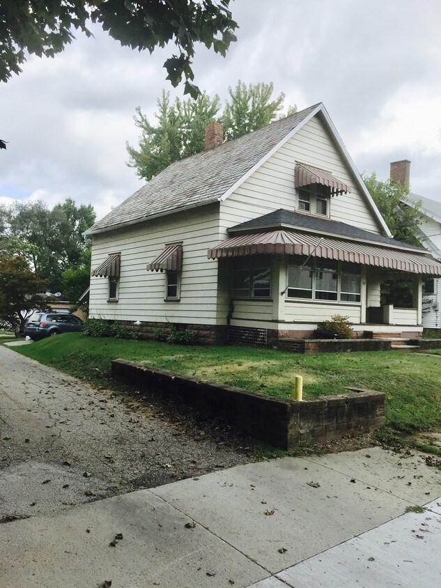 Primary Photo - 319 W Maple St