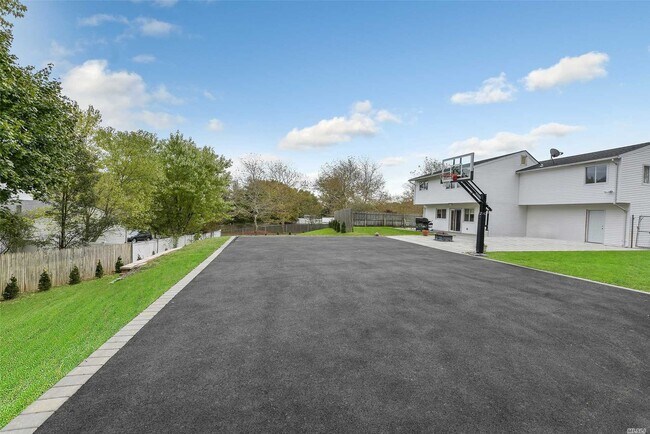 Building Photo - 103 Sequoia Dr