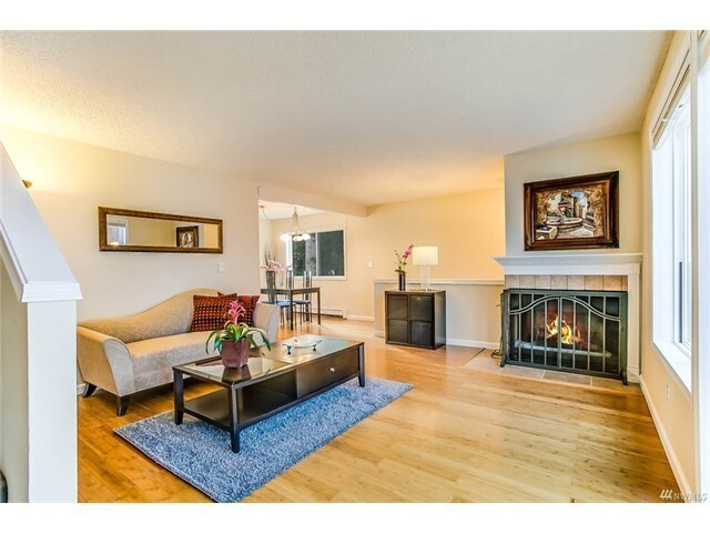 Foto del edificio - Beautiful 2 Bed 1.5 Bath in Sought After Woodridge, Bellevue.