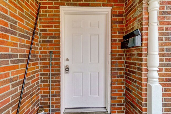 Building Photo - 2 Bedroom, 1 Bathroom with Large Backyard!