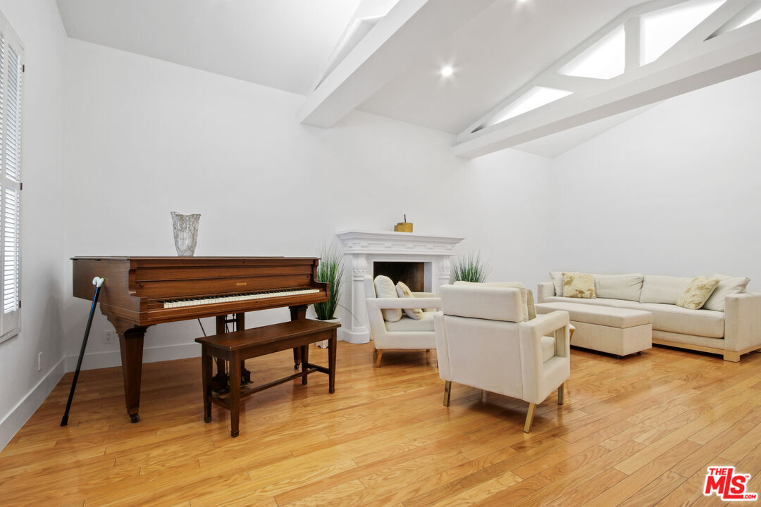 Foto principal - 352 S Wetherly Dr