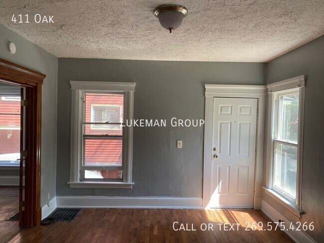 Building Photo - 411 Oak-