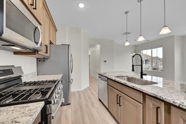 Building Photo - $2,250 - 2 Bed,1 Bath, Updated townhome in...
