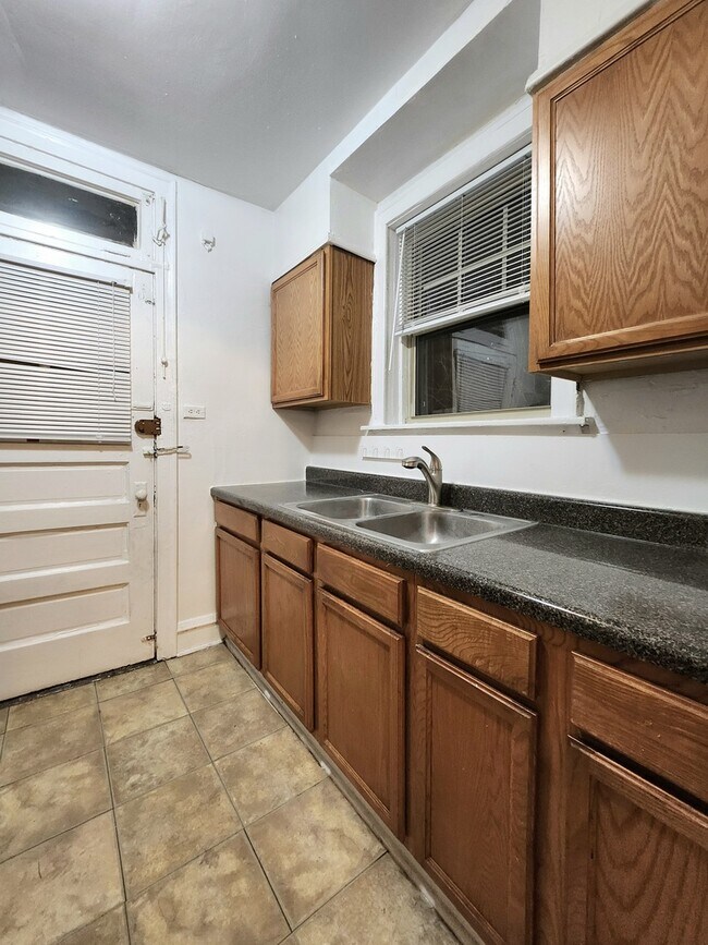 Foto del edificio - 3746 W Irving Park Rd