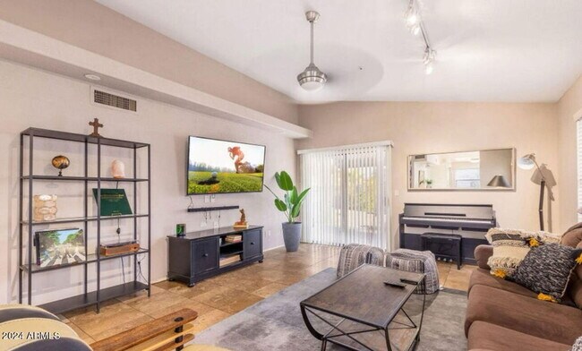 Foto del edificio - 8813 E Charter Oak Dr