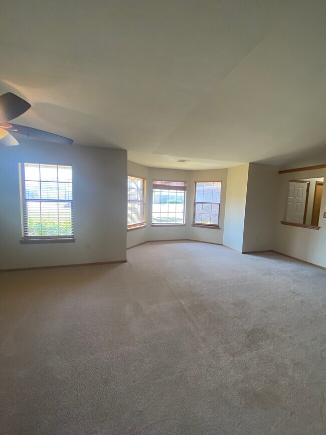 Building Photo - 4409 SW Parkway Dr