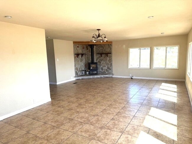 Building Photo - Large manufactured home in Spring Creek