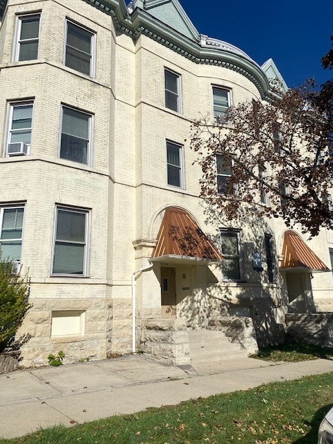 Building Photo - 1720 W Kilbourn Ave