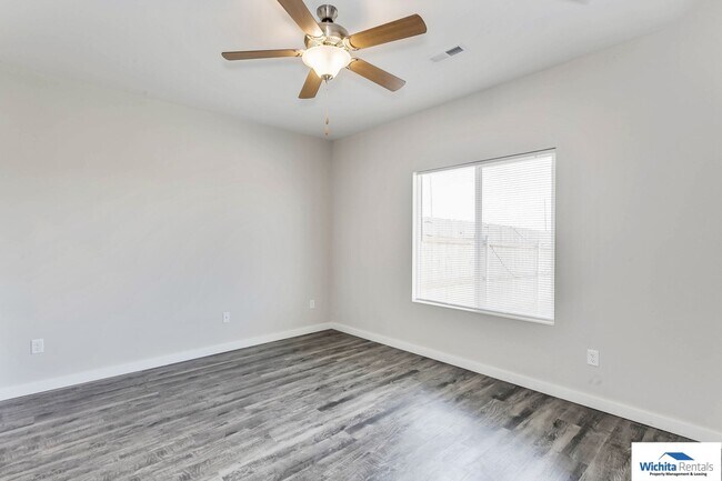 Foto del edificio - Newer 3 bedroom 3 bath Duplex in Goddard
