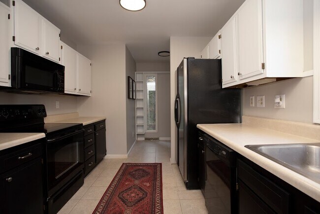 Foto del edificio - 36 Poplar Ct
