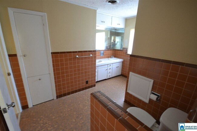 Foto del edificio - 2301 Shades Crest Rd
