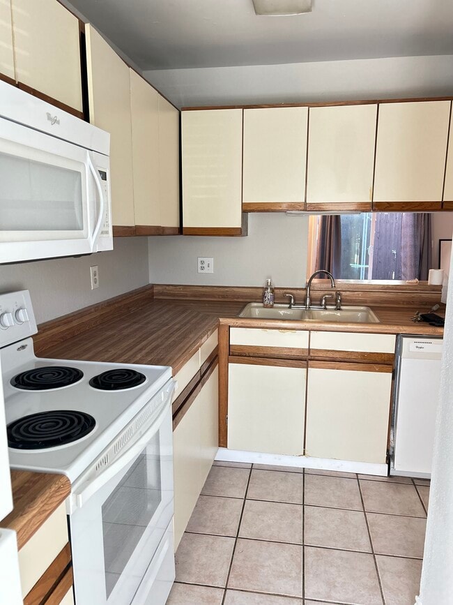 Building Photo - 644 W Collins St