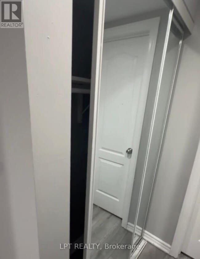 Building Photo - 40 Gladstone Square