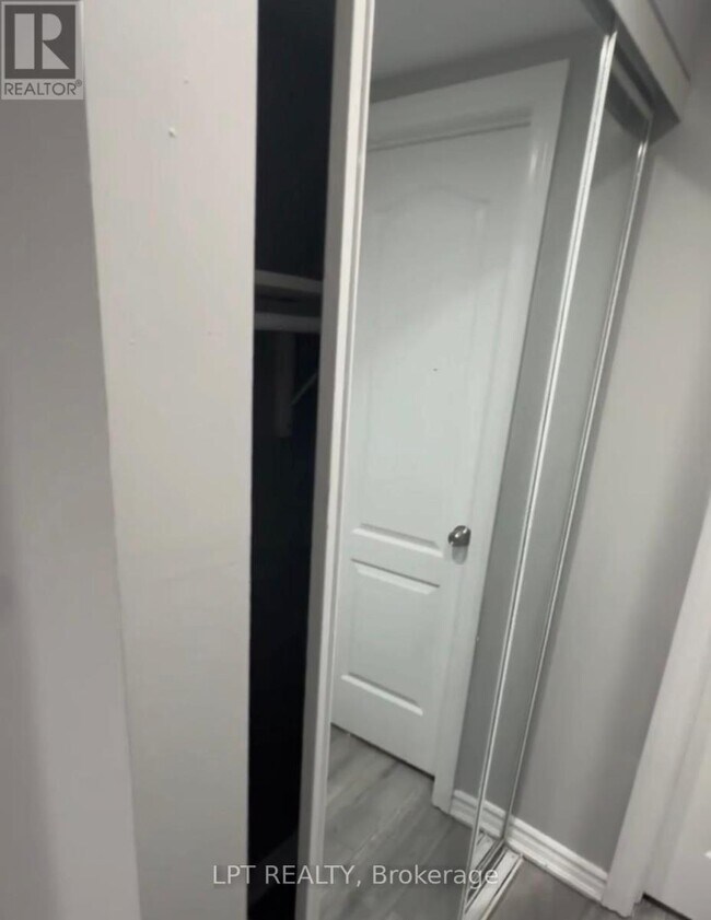 Photo du bâtiment - 40 Gladstone Square