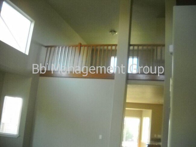 Foto del edificio - Like New! Spacious Light & Bright Home Close to Shopping