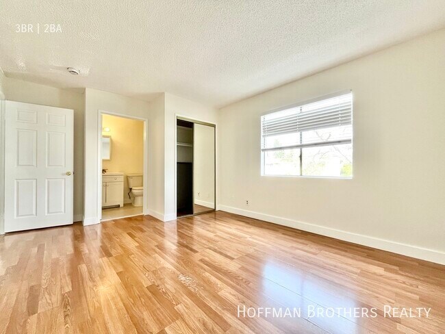 Building Photo - 5915 Woodman Ave
