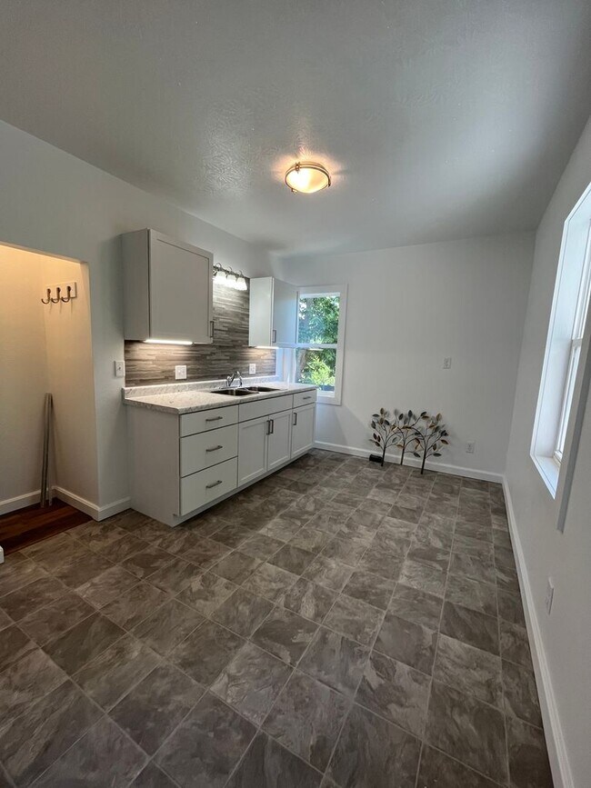 Foto del edificio - Recently Updated 2 Bed/1 Bath Upper Level Duplex Near Downtown!