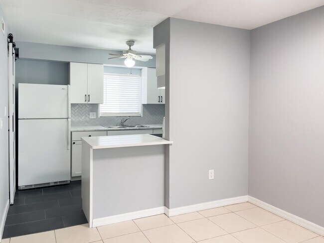 Foto del edificio - Affordable 2 Bedroom Condo - Water Utility Included