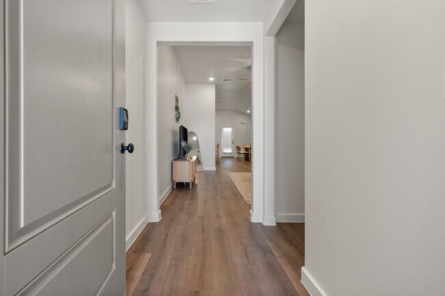 Foto del edificio - Furnished, Finished, and Ready for YOU!