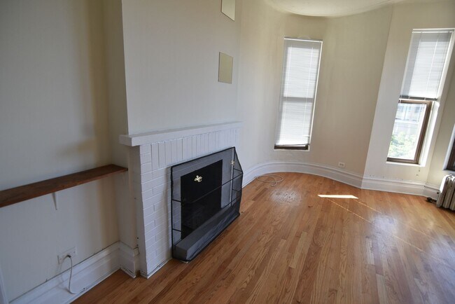 Building Photo - 902 W Belmont Ave